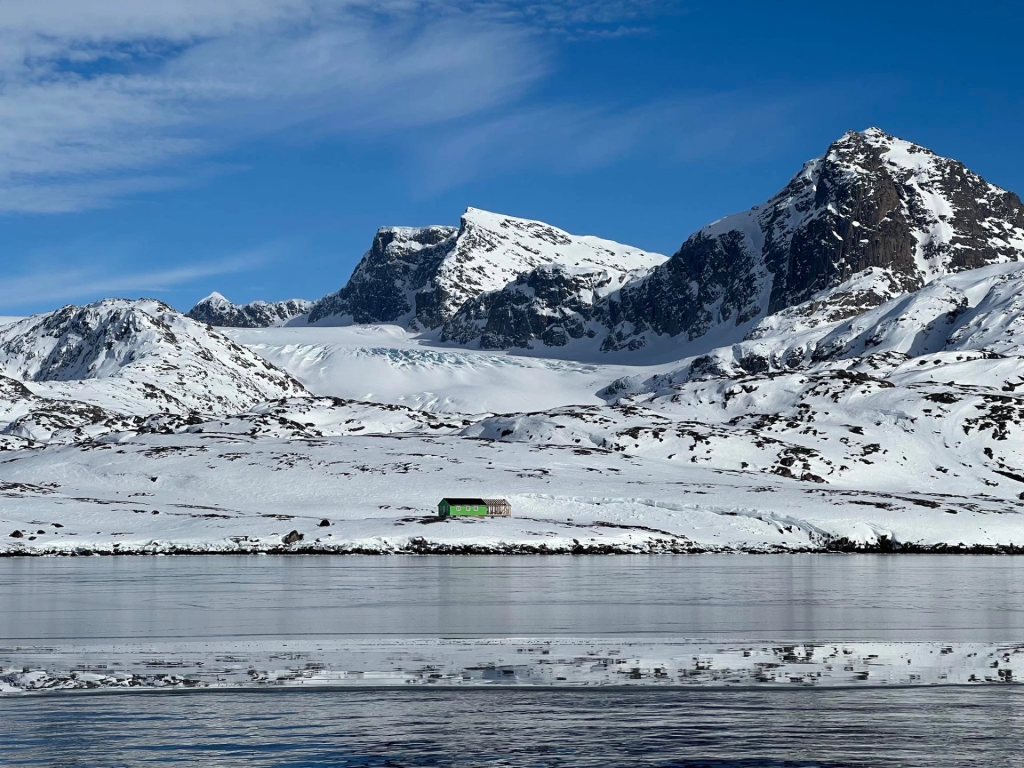 Winter view to Inussuit Lodge by Maniitsoq Lodges