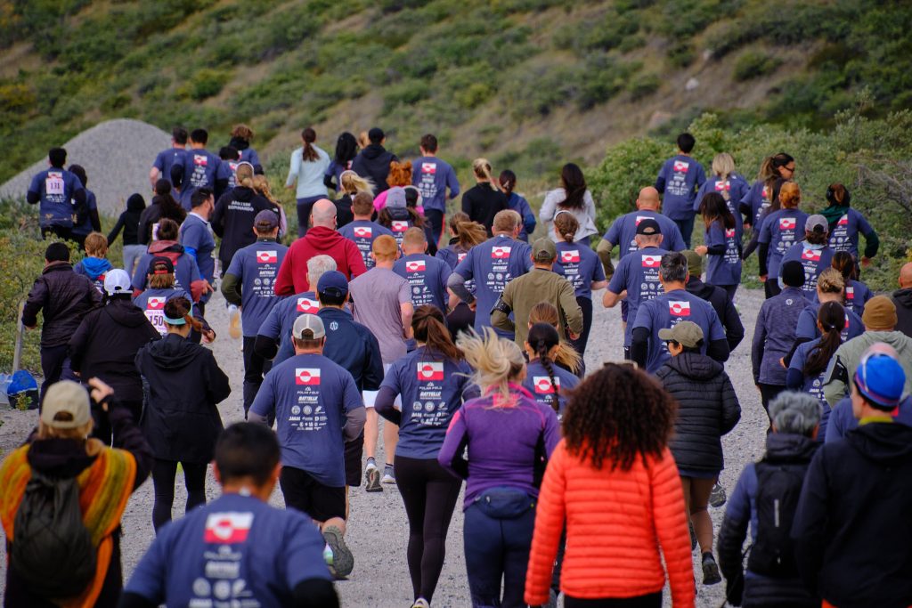 Crowd of runners along the road back to Kangerlussuaq