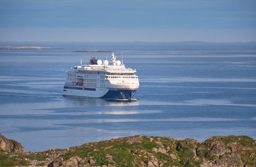 Cruise ship approaching Sisimiut